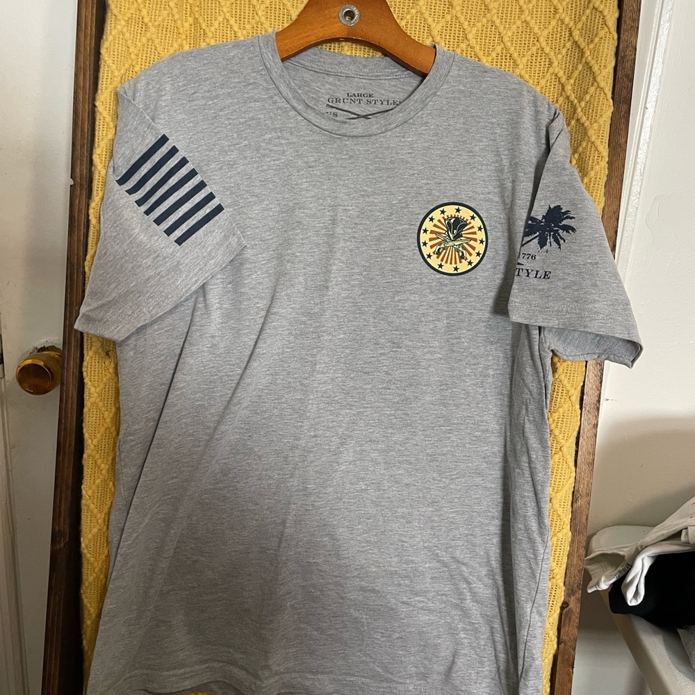 Grunt Style Light Gray Short Sleeve Graphic Tee with Navy Accents